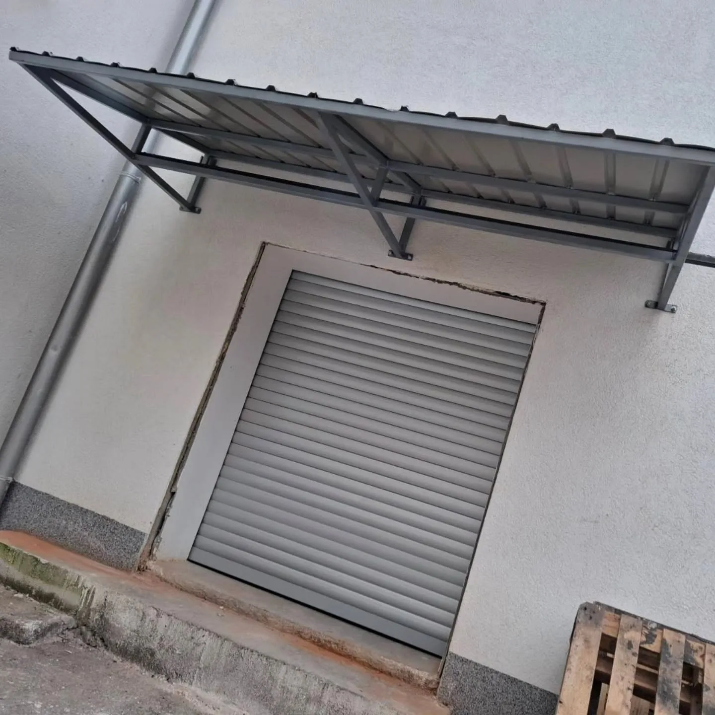 Metalna nadstrešnica iznad rolo vrata na industrijskom objektu - HS Master